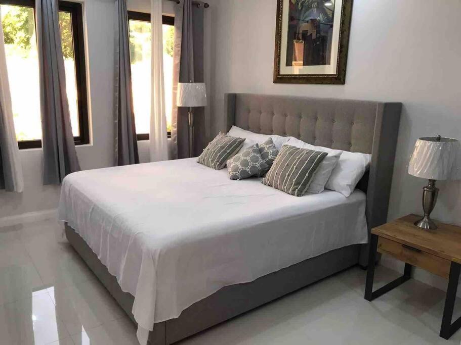 Sun Shine Luxury Villas 2 Bedroom Pool & Gym Ocho Rios St Ann Exterior photo
