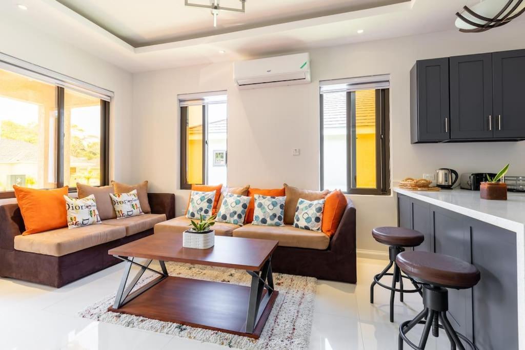 Sun Shine Luxury Villas 2 Bedroom Pool & Gym Ocho Rios St Ann Exterior photo