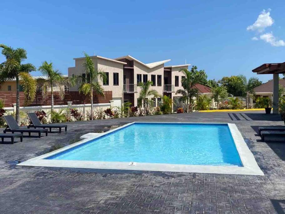 Sun Shine Luxury Villas 2 Bedroom Pool & Gym Ocho Rios St Ann Exterior photo