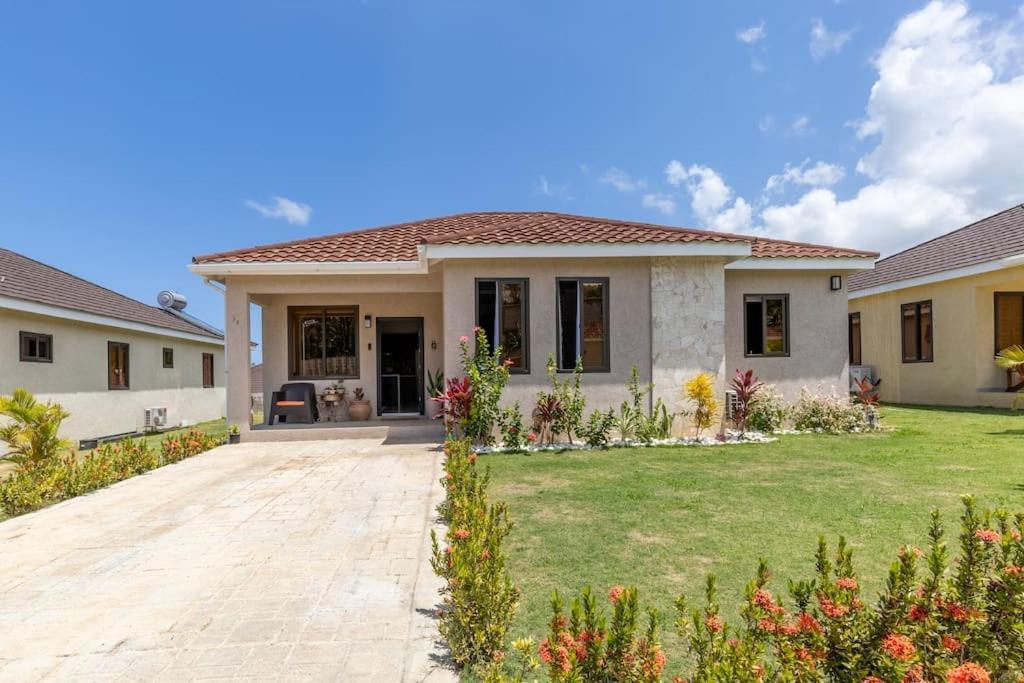 Sun Shine Luxury Villas 2 Bedroom Pool & Gym Ocho Rios St Ann Exterior photo